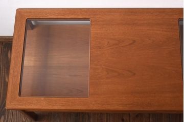 ヴィンテージ家具　ビンテージ　収納付き　ガラストップがモダンなローテーブル(コーヒーテーブル)