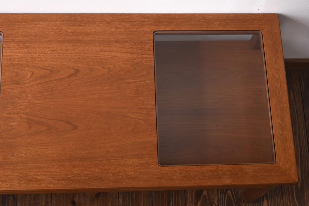 ヴィンテージ家具　ビンテージ　収納付き　ガラストップがモダンなローテーブル(コーヒーテーブル)