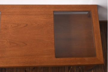 ヴィンテージ家具　ビンテージ　収納付き　ガラストップがモダンなローテーブル(コーヒーテーブル)