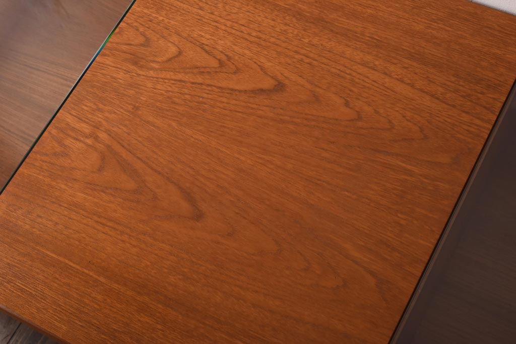 ヴィンテージ家具　ビンテージ　収納付き　ガラストップがモダンなローテーブル(コーヒーテーブル)