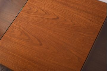 ヴィンテージ家具　ビンテージ　収納付き　ガラストップがモダンなローテーブル(コーヒーテーブル)