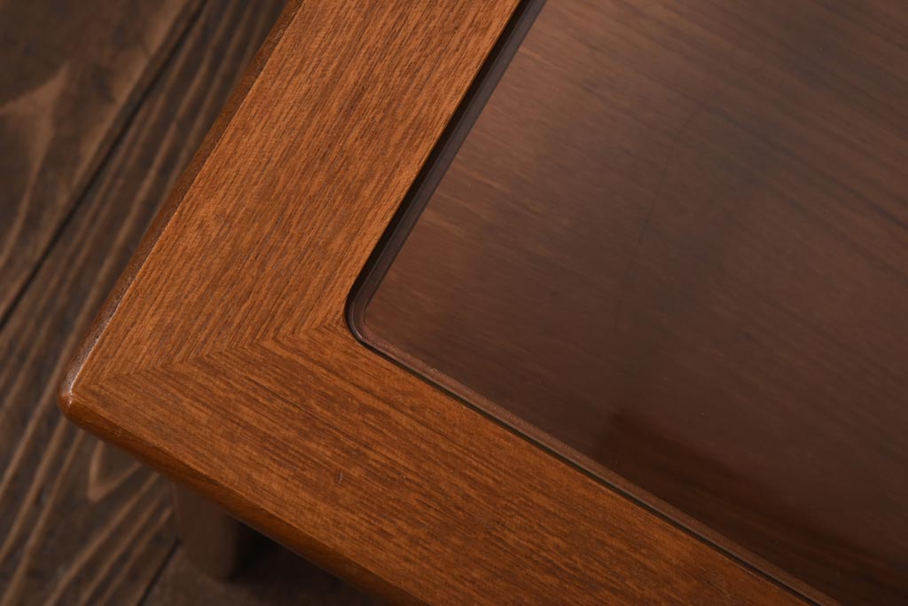 ヴィンテージ家具　ビンテージ　収納付き　ガラストップがモダンなローテーブル(コーヒーテーブル)