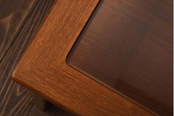 ヴィンテージ家具　ビンテージ　収納付き　ガラストップがモダンなローテーブル(コーヒーテーブル)