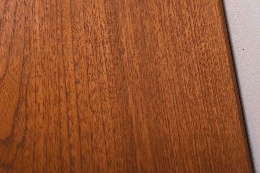 ヴィンテージ家具　ビンテージ　収納付き　ガラストップがモダンなローテーブル(コーヒーテーブル)