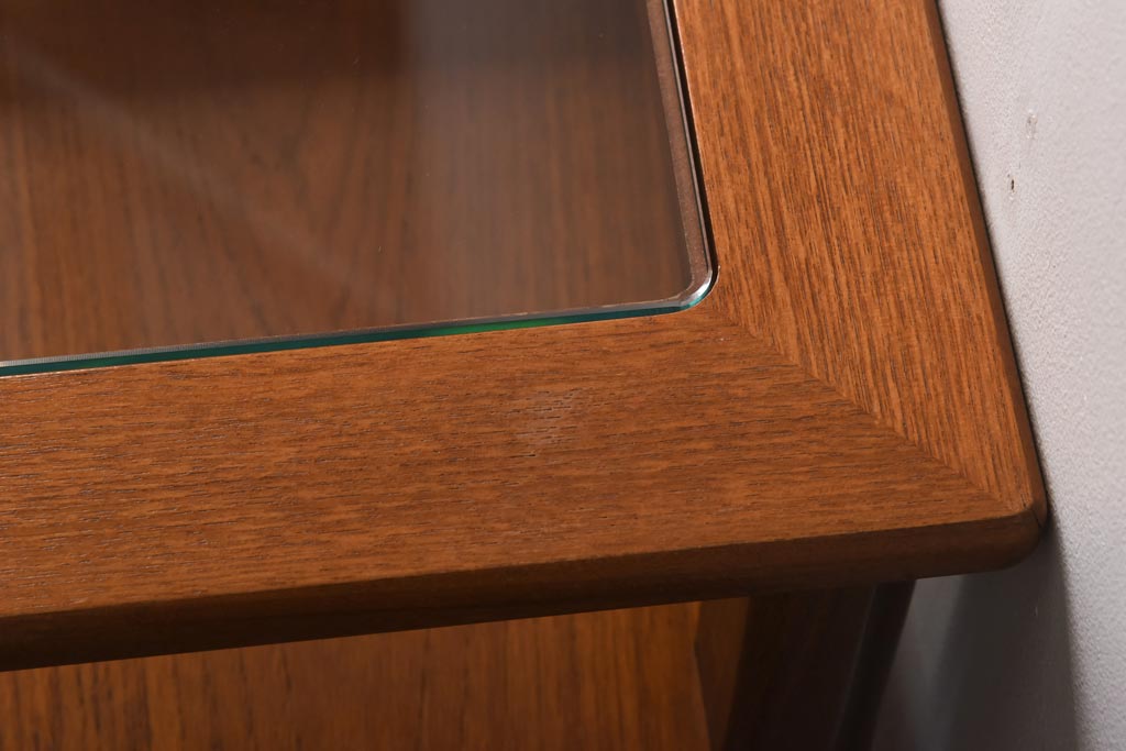 ヴィンテージ家具　ビンテージ　収納付き　ガラストップがモダンなローテーブル(コーヒーテーブル)
