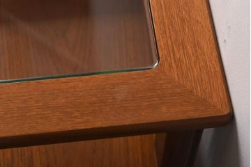 ヴィンテージ家具　ビンテージ　収納付き　ガラストップがモダンなローテーブル(コーヒーテーブル)