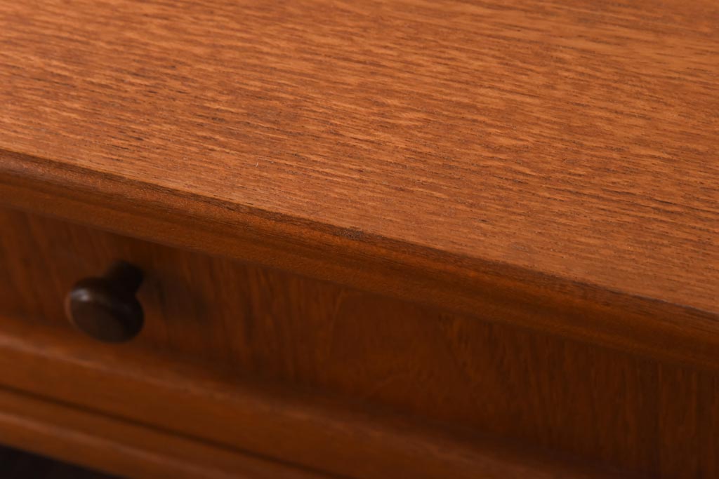 ヴィンテージ家具　ビンテージ　収納付き　ガラストップがモダンなローテーブル(コーヒーテーブル)