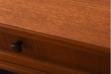 ヴィンテージ家具　ビンテージ　収納付き　ガラストップがモダンなローテーブル(コーヒーテーブル)