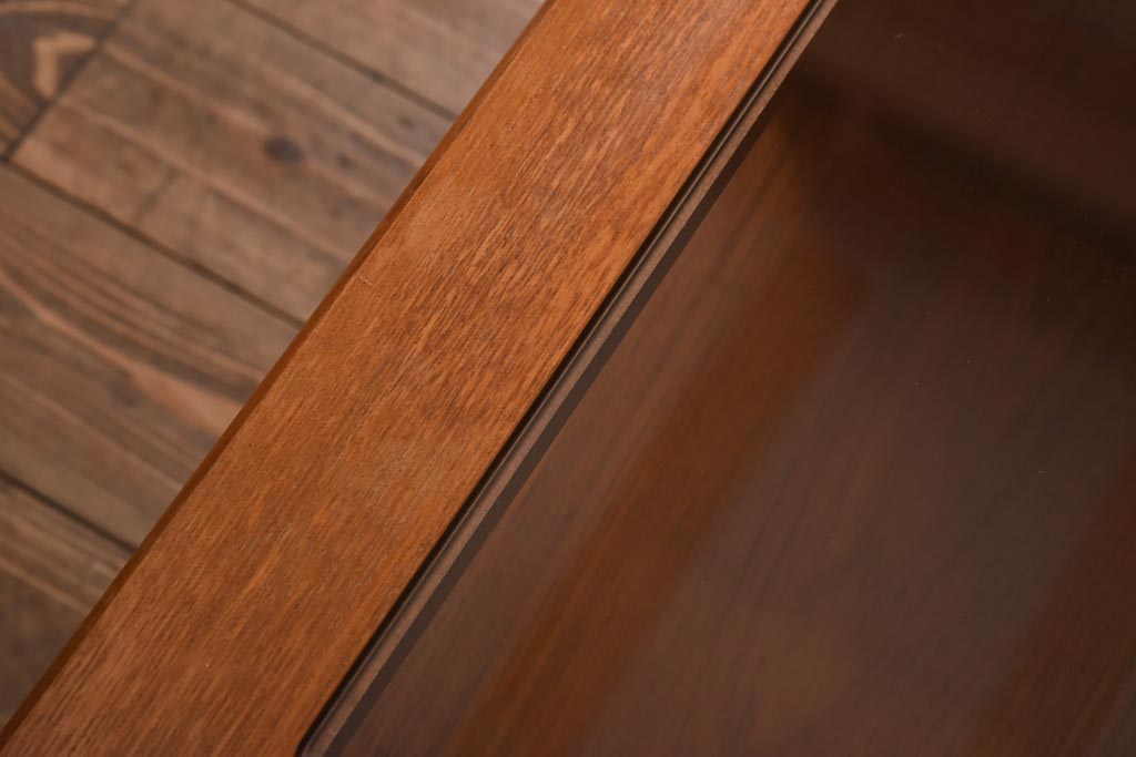 ヴィンテージ家具　ビンテージ　収納付き　ガラストップがモダンなローテーブル(コーヒーテーブル)