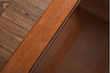 ヴィンテージ家具　ビンテージ　収納付き　ガラストップがモダンなローテーブル(コーヒーテーブル)