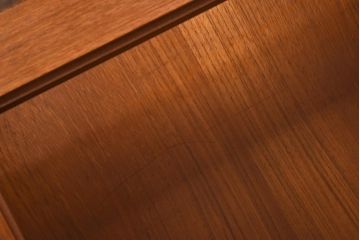 ヴィンテージ家具　ビンテージ　収納付き　ガラストップがモダンなローテーブル(コーヒーテーブル)