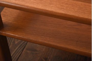 ヴィンテージ家具　ビンテージ　収納付き　ガラストップがモダンなローテーブル(コーヒーテーブル)