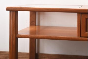 ヴィンテージ家具　ビンテージ　収納付き　ガラストップがモダンなローテーブル(コーヒーテーブル)