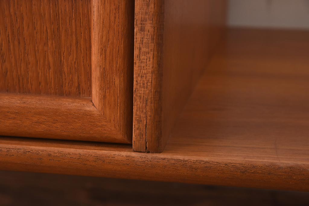 ヴィンテージ家具　ビンテージ　収納付き　ガラストップがモダンなローテーブル(コーヒーテーブル)