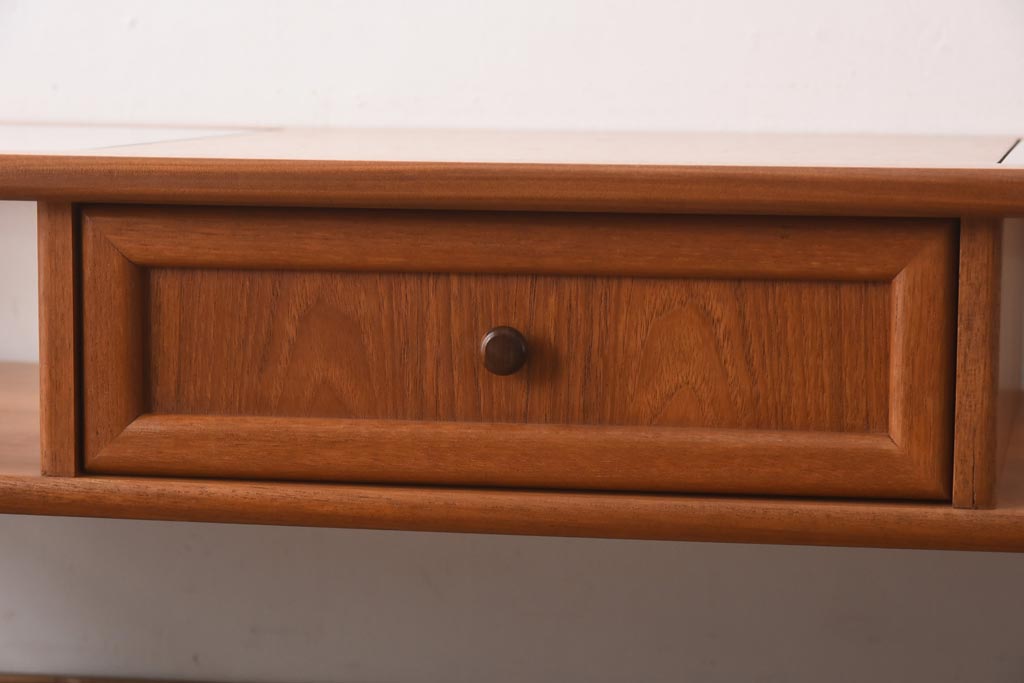 ヴィンテージ家具　ビンテージ　収納付き　ガラストップがモダンなローテーブル(コーヒーテーブル)