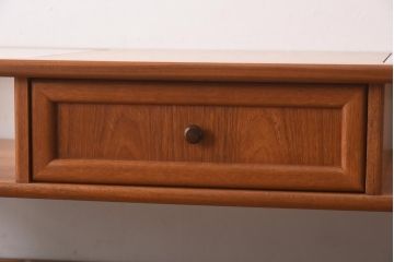 ヴィンテージ家具　ビンテージ　収納付き　ガラストップがモダンなローテーブル(コーヒーテーブル)