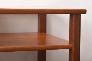 ヴィンテージ家具　ビンテージ　収納付き　ガラストップがモダンなローテーブル(コーヒーテーブル)