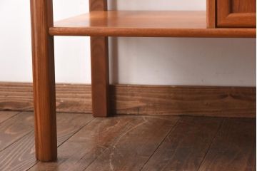 ヴィンテージ家具　ビンテージ　収納付き　ガラストップがモダンなローテーブル(コーヒーテーブル)