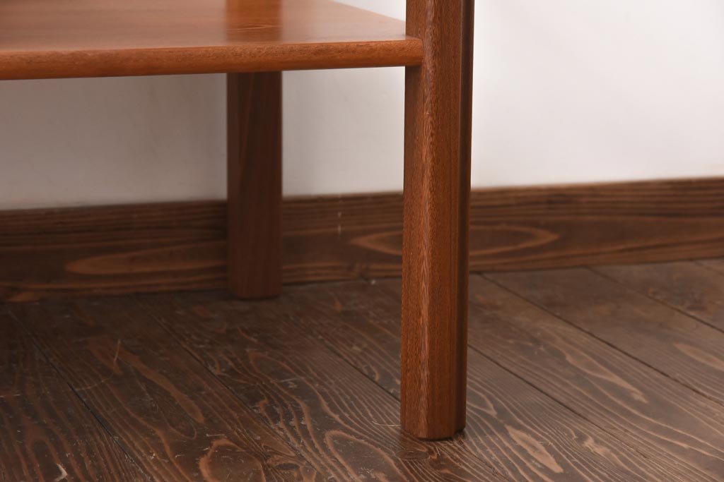 ヴィンテージ家具　ビンテージ　収納付き　ガラストップがモダンなローテーブル(コーヒーテーブル)