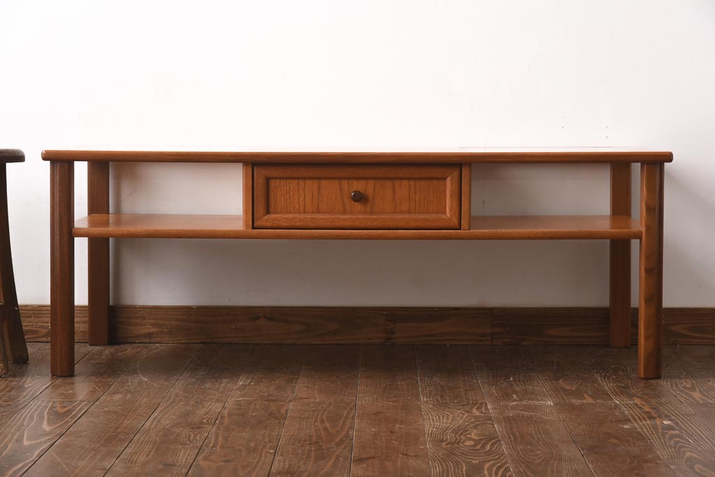 ヴィンテージ家具　ビンテージ　収納付き　ガラストップがモダンなローテーブル(コーヒーテーブル)