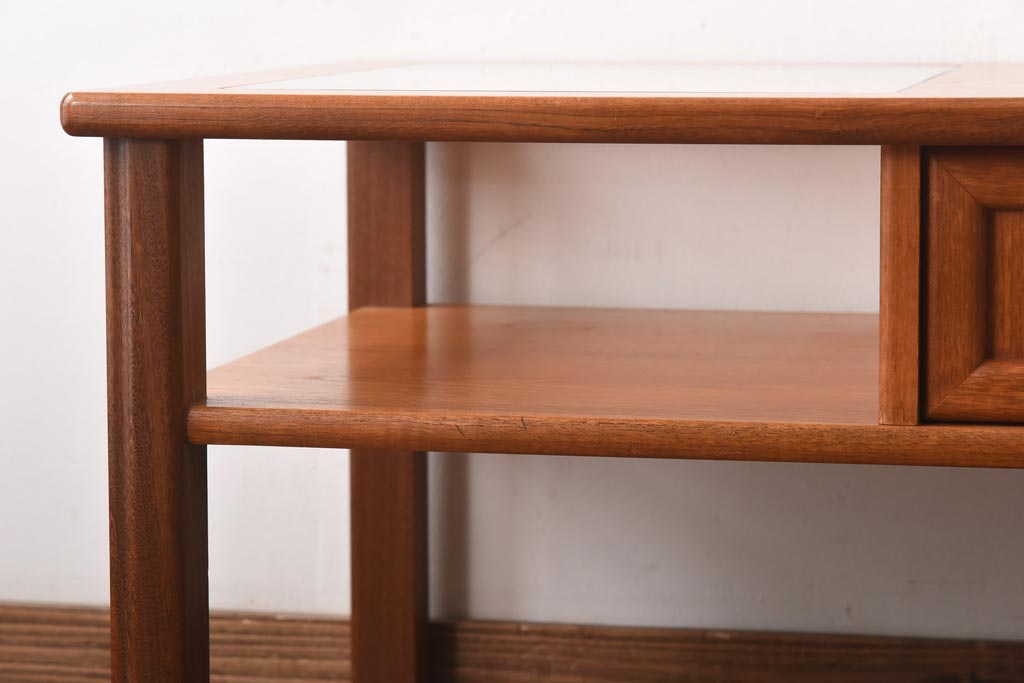 ヴィンテージ家具　ビンテージ　収納付き　ガラストップがモダンなローテーブル(コーヒーテーブル)