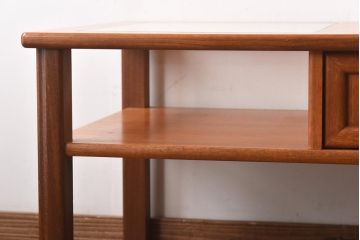 ヴィンテージ家具　ビンテージ　収納付き　ガラストップがモダンなローテーブル(コーヒーテーブル)