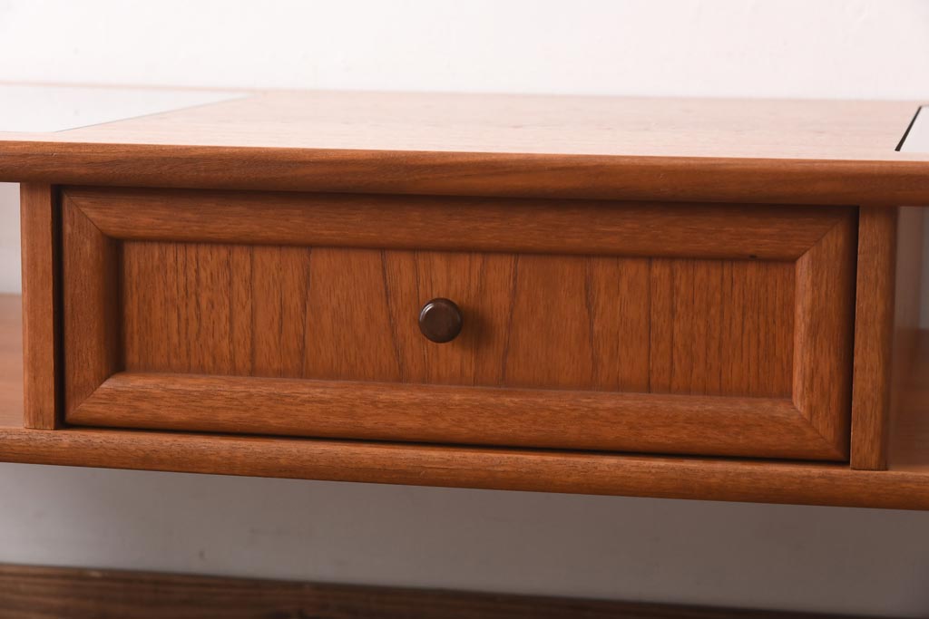 ヴィンテージ家具　ビンテージ　収納付き　ガラストップがモダンなローテーブル(コーヒーテーブル)