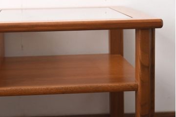 ヴィンテージ家具　ビンテージ　収納付き　ガラストップがモダンなローテーブル(コーヒーテーブル)