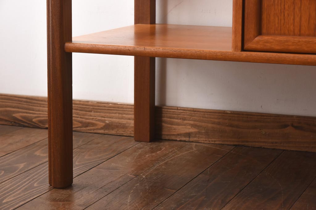 ヴィンテージ家具　ビンテージ　収納付き　ガラストップがモダンなローテーブル(コーヒーテーブル)