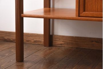 ヴィンテージ家具　ビンテージ　収納付き　ガラストップがモダンなローテーブル(コーヒーテーブル)