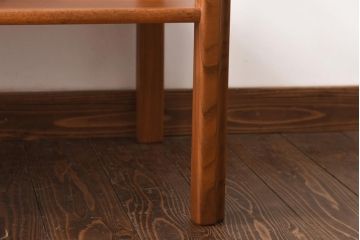 ヴィンテージ家具　ビンテージ　収納付き　ガラストップがモダンなローテーブル(コーヒーテーブル)