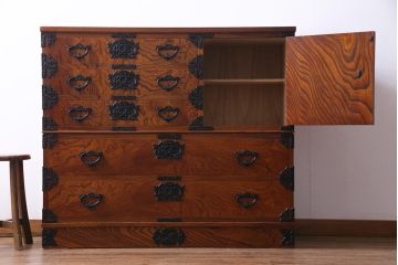 中古　伝統民芸家具　岩谷堂箪笥　片開き扉付き　艶と杢目が美しい衣装箪笥(整理箪笥、引き出し)