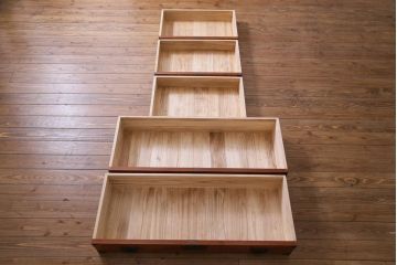 中古　伝統民芸家具　岩谷堂箪笥　片開き扉付き　艶と杢目が美しい衣装箪笥(整理箪笥、引き出し)