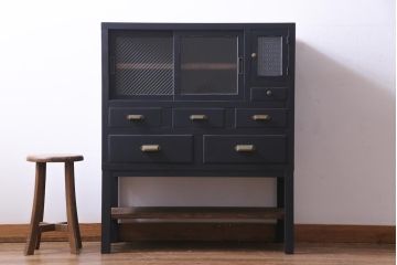 レトロ家具　和製アンティーク　当店オリジナルガラス入り　レトロシックな佇まいが魅力的な脚付き収納棚(サイドボード、戸棚)