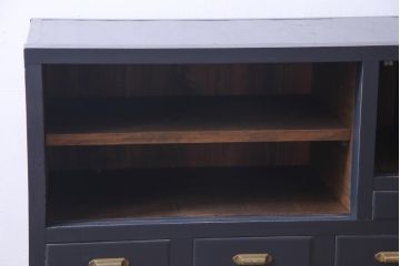 レトロ家具　和製アンティーク　当店オリジナルガラス入り　レトロシックな佇まいが魅力的な脚付き収納棚(サイドボード、戸棚)