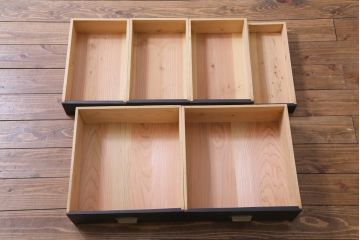 レトロ家具　和製アンティーク　当店オリジナルガラス入り　レトロシックな佇まいが魅力的な脚付き収納棚(サイドボード、戸棚)