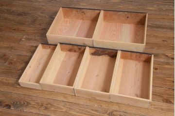 レトロ家具　和製アンティーク　当店オリジナルガラス入り　レトロシックな佇まいが魅力的な脚付き収納棚(サイドボード、戸棚)