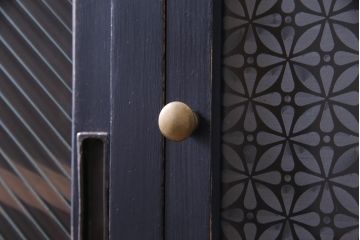 レトロ家具　和製アンティーク　当店オリジナルガラス入り　レトロシックな佇まいが魅力的な脚付き収納棚(サイドボード、戸棚)