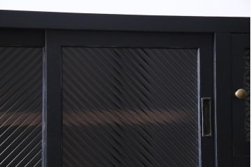 レトロ家具　和製アンティーク　当店オリジナルガラス入り　レトロシックな佇まいが魅力的な脚付き収納棚(サイドボード、戸棚)