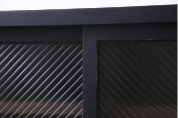 レトロ家具　和製アンティーク　当店オリジナルガラス入り　レトロシックな佇まいが魅力的な脚付き収納棚(サイドボード、戸棚)