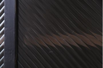 レトロ家具　和製アンティーク　当店オリジナルガラス入り　レトロシックな佇まいが魅力的な脚付き収納棚(サイドボード、戸棚)