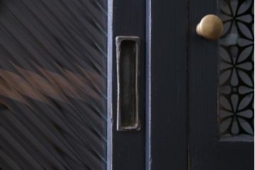 レトロ家具　和製アンティーク　当店オリジナルガラス入り　レトロシックな佇まいが魅力的な脚付き収納棚(サイドボード、戸棚)