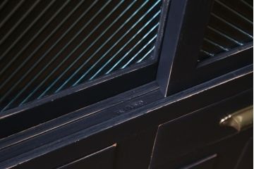 レトロ家具　和製アンティーク　当店オリジナルガラス入り　レトロシックな佇まいが魅力的な脚付き収納棚(サイドボード、戸棚)