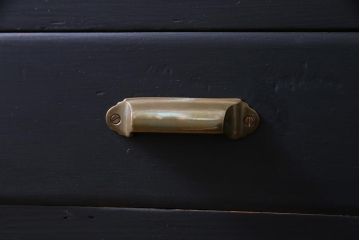 レトロ家具　和製アンティーク　当店オリジナルガラス入り　レトロシックな佇まいが魅力的な脚付き収納棚(サイドボード、戸棚)