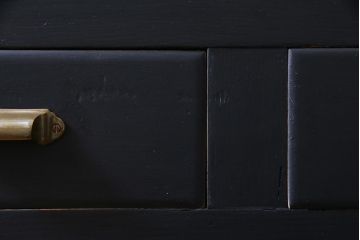 レトロ家具　和製アンティーク　当店オリジナルガラス入り　レトロシックな佇まいが魅力的な脚付き収納棚(サイドボード、戸棚)