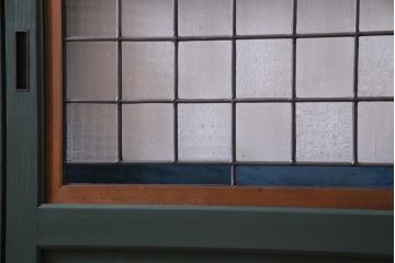 和製アンティーク　ラフジュ工房オリジナルステンドグラス　明治期　建具リメイク　ステンドグラスを組合せたモダンな板戸2枚セット(引き戸)
