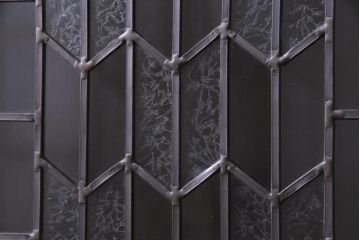 和製アンティーク　ラフジュ工房オリジナルステンドグラス　古建具リメイク　ステンドグラスを組合せたシャビーなペイント板戸1枚(引き戸、建具)