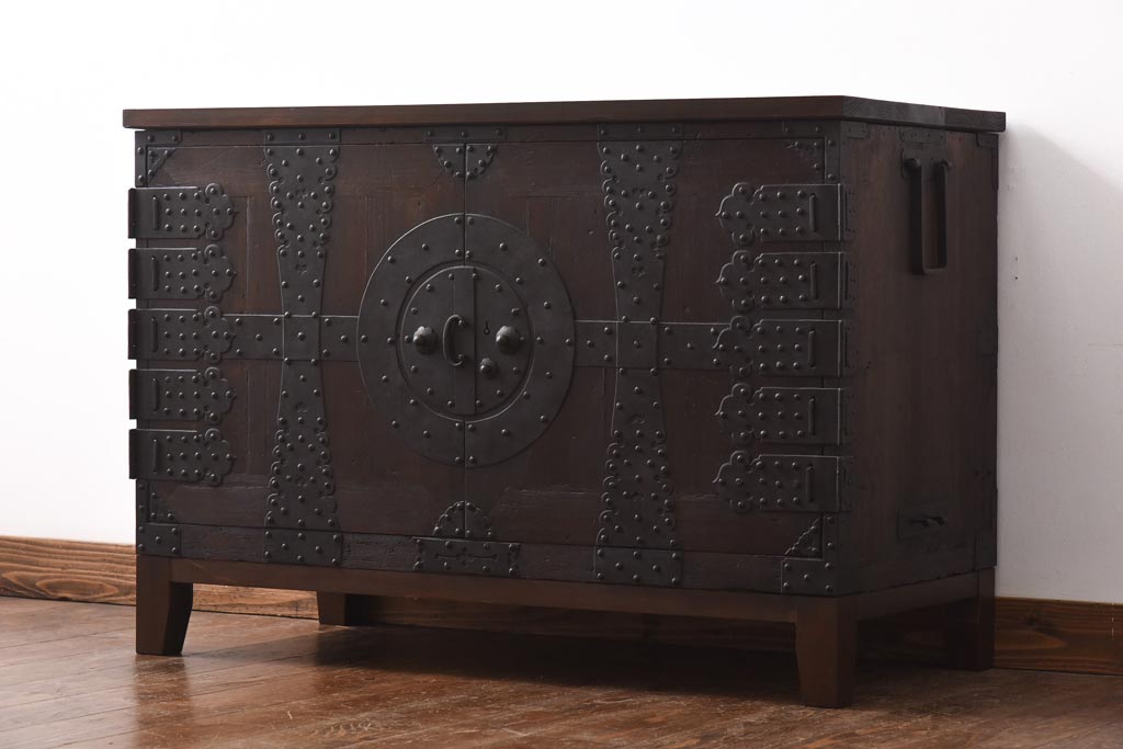 アンティーク家具　和製アンティーク　総桐材　無骨な金具が貫録を感じさせる観音開き戸のリメイクテレビボード(箪笥ローボード、リビングボード、桐箪笥、桐たんす)