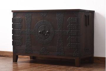 アンティーク家具　和製アンティーク　総桐材　無骨な金具が貫録を感じさせる観音開き戸のリメイクテレビボード(箪笥ローボード、リビングボード、桐箪笥、桐たんす)