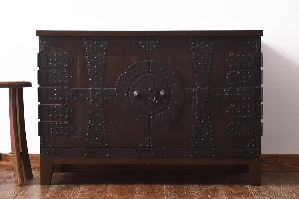 アンティーク家具　和製アンティーク　総桐材　無骨な金具が貫録を感じさせる観音開き戸のリメイクテレビボード(箪笥ローボード、リビングボード、桐箪笥、桐たんす)